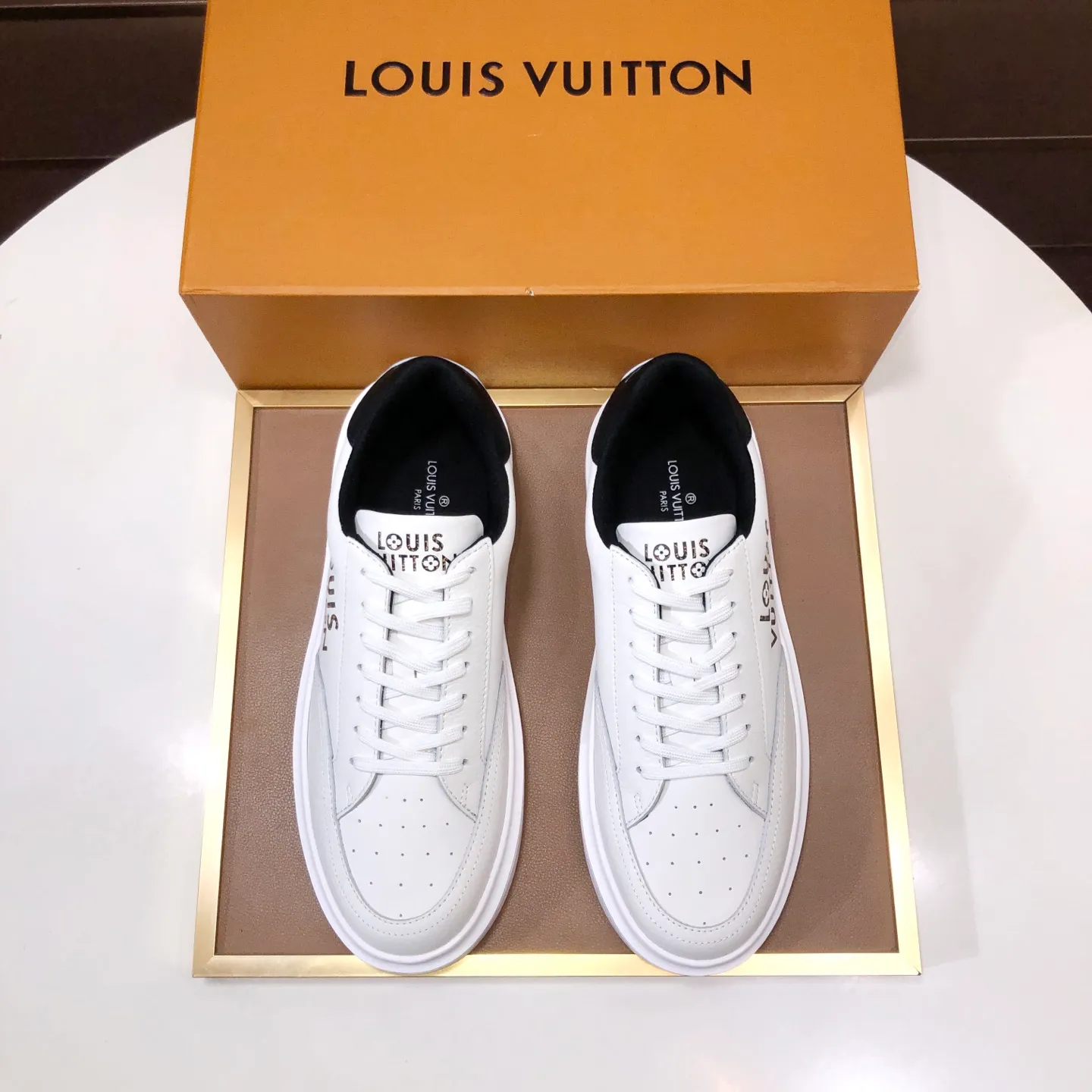 Factory batch 640💰original development, quality shipment, welcome to compare - LV sneaker series sports shoes introduce the loose silhouette of the ready-to-wear series into the spring and summer men's wear shows and make an eye-catching appearance. The cow leather upper is combined with rough fabric laces, and colorful beading highlights the brand's classic elements. LV letters mark the tongue and Monogram floral outsole. Mixed materials Made of top-grain cowhide, thick shoelace design, large Monogram print on the side, mesh lining and cotton feet, the comfort is as extreme as ever, premium heritage, quality first, worth owning! Size: Men’s 38-45 (45 is custom-made and cannot be returned or exchanged)